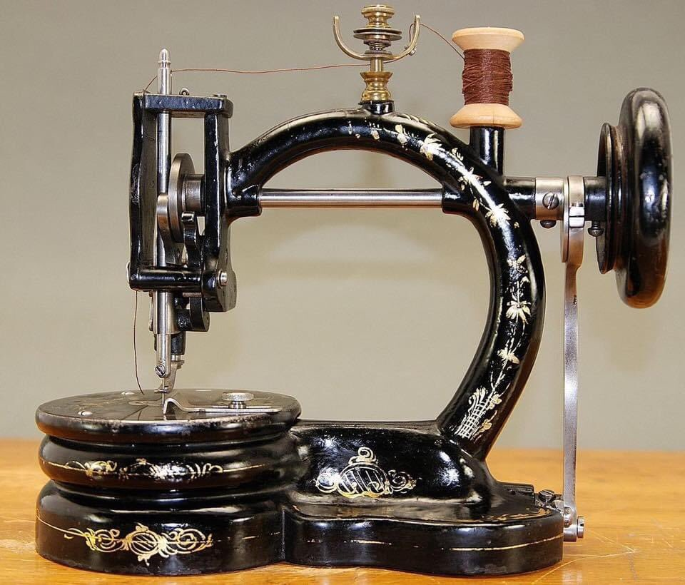Качественные швейную машинку. Швейная машинка 1867. Швейная машинка 1867 года. Швейная машинка Зингер 1867 года. Швейная машина Buckeye c1867.