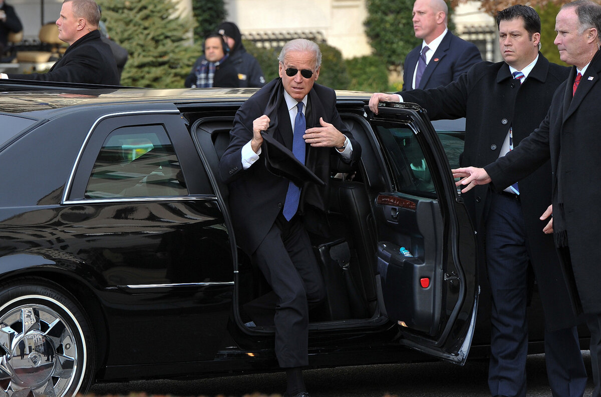 Президент сША выходит из автомобиля.  фото: картинки  яндекса.