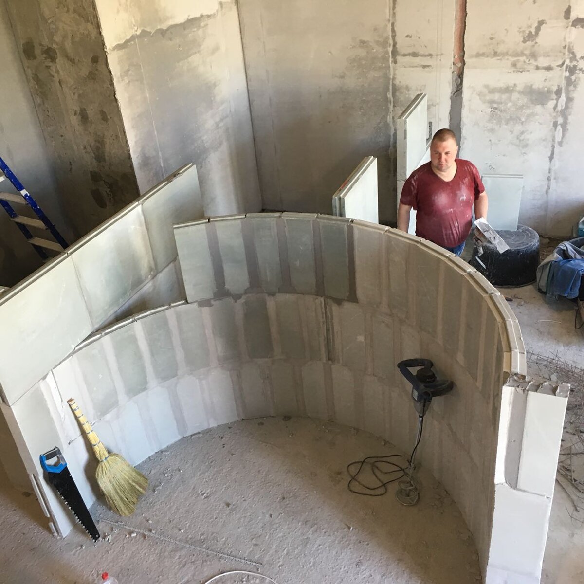 Клиент попросил сделать полуротонду для обеденного стола. В качестве материала для перегородки был выбран ПГП