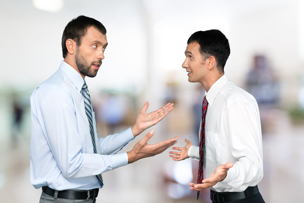 Что означает слово деэскалация. Два человека спорят. Мужчины спорят. Конфликт между двумя людьми. Бизнесмены спорят.