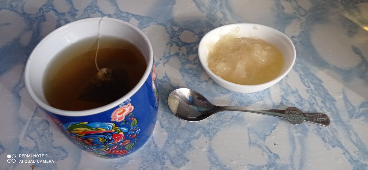 Чай заварить, добавить мёд и остудить. 