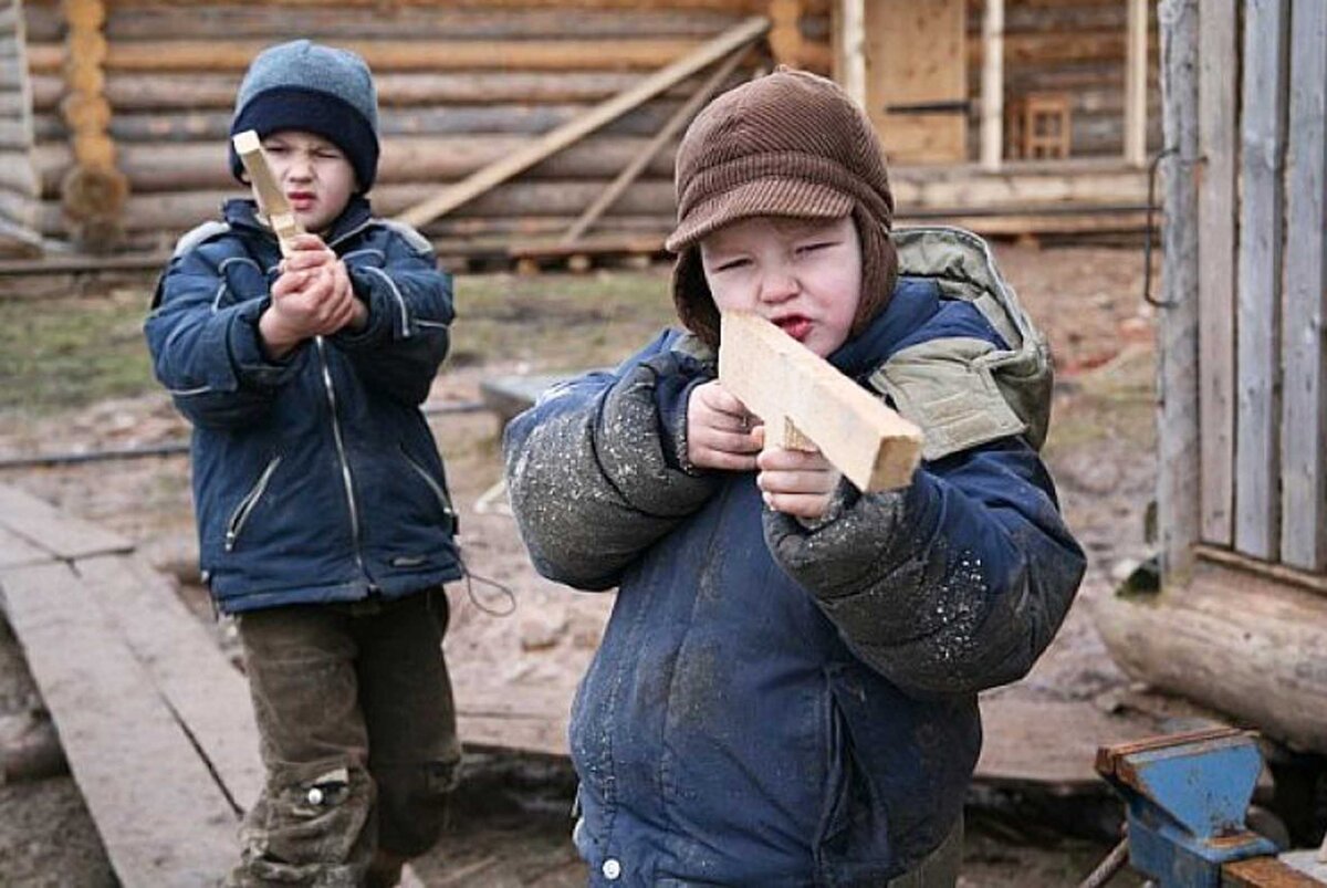 3 мальчика во дворе. Мальчишки во дворе. Войнушка на улице. Дети во дворе. Игры во дворе.