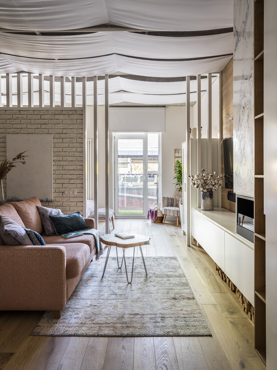 Фото: Дина Александрова. Гостиная. Диван, SK Design. Декор — Field-rage, Happy Collections, Zara Home.