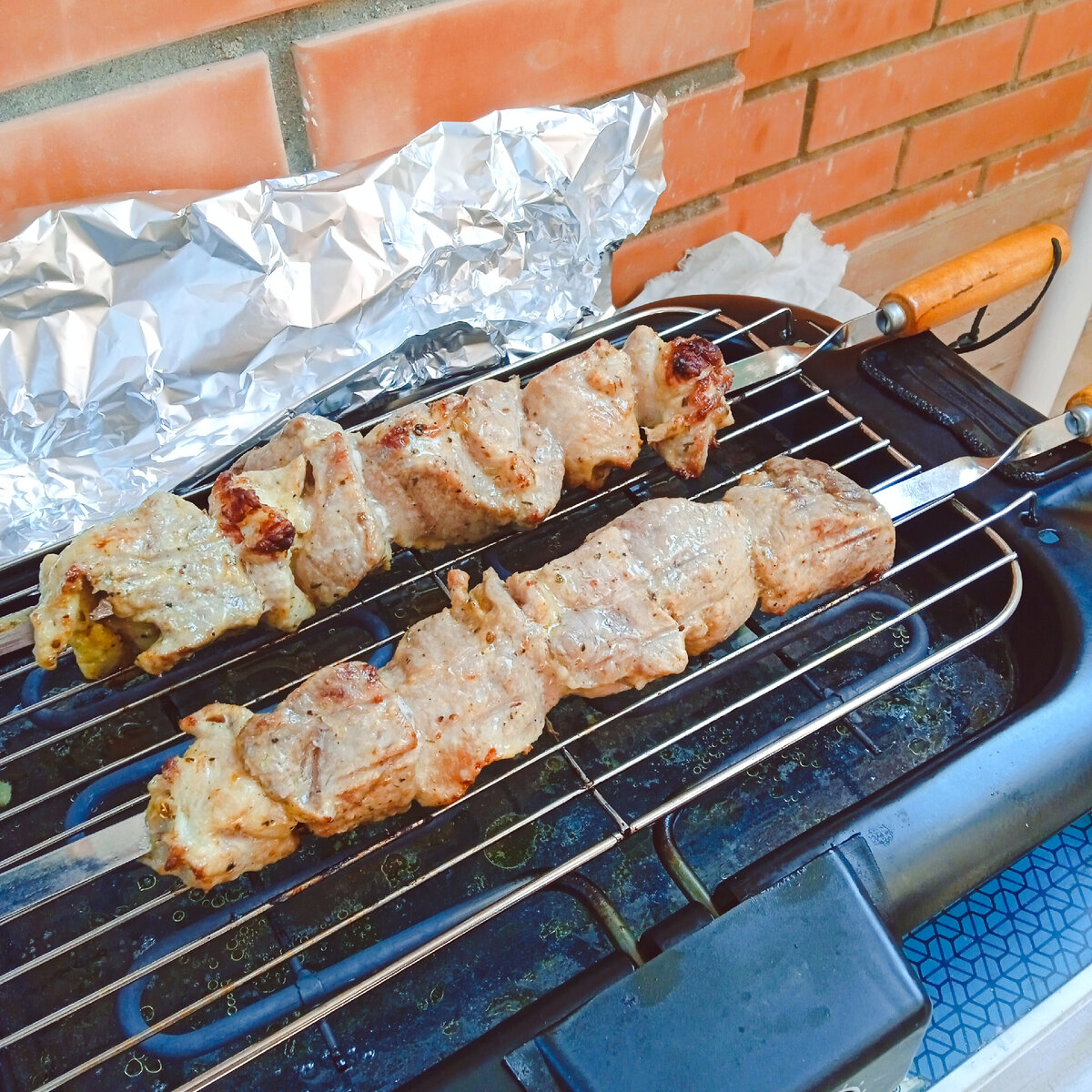 Так я готовлю шашлык на балконе, дымка от капающего жира на тэны вполне достаточно для вкуса шашлыка, а соседям достаётся лишь аромат жаренного мяса. 