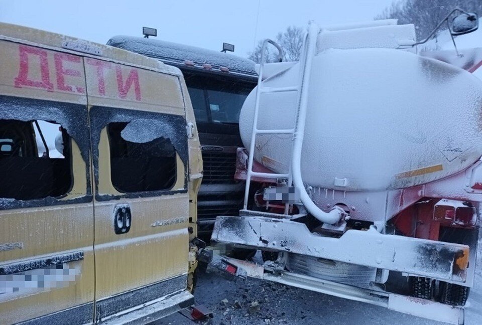     Школьный автобус, перевозивший 11 детей, попал в крупное ДТП на Сахалине  ГУ МЧС России по Сахалинской области