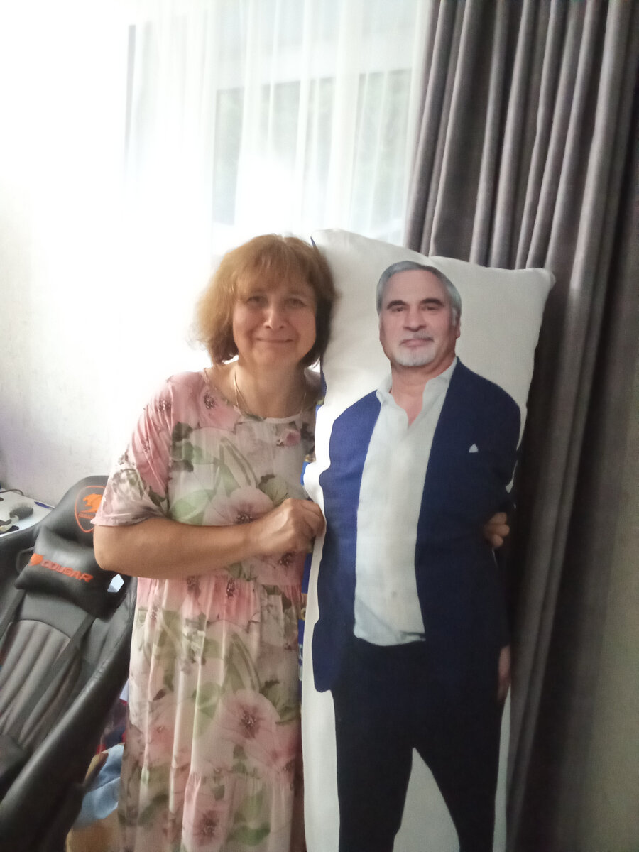 Вот я уже и фотографируют со знаменитостью, жаль пока только с подушкой