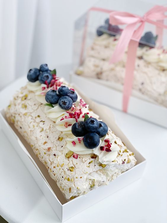 Меренговый рулет с голубикой