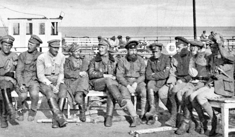     Б.Ф.Ушаков на палубе парохода «Бурят» на Байкале перед десантом. Август 1918 г. Фото: wikipedia.org