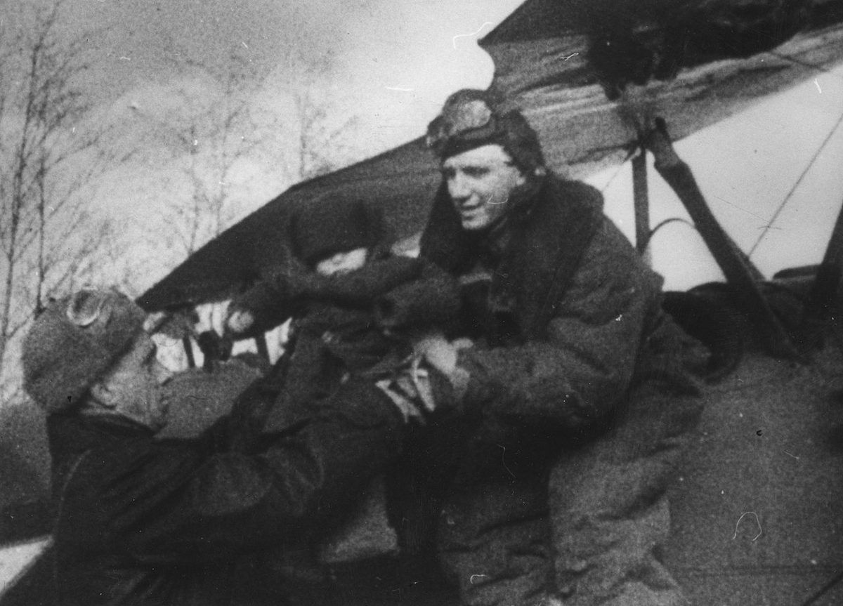 Апрель 1944 года. Редкий кадр военной кинохроники, запечатлевший Александра Мамкина в Полоцко-Лепельской партизанской зоне в момент посадки в самолёт Р-5 воспитанников Полоцкого детского дома для отправки на Большую землю. 