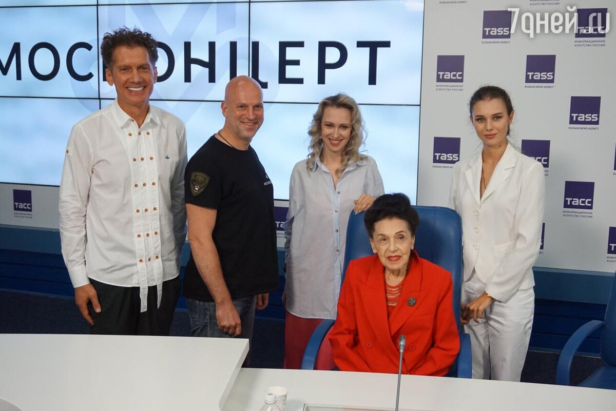    Илья Бачурин, певец Сергей Борзов, главный режиссер Мария Тихонова, скрипачка Мария Андреева и легендарная актриса Ирина Кострова Павел Соседов