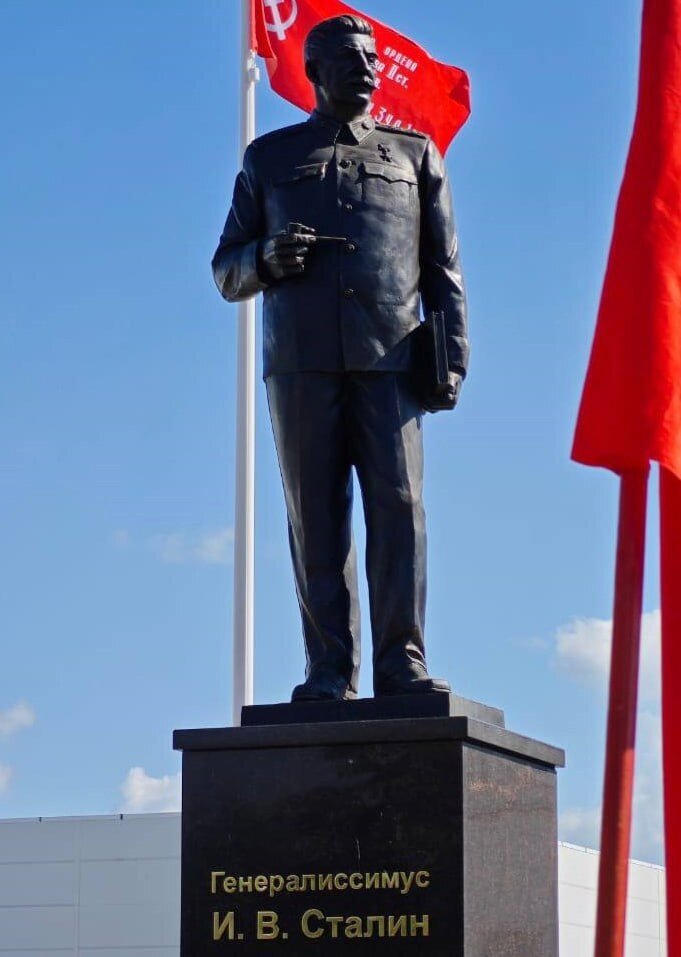 Памятник И. В. Сталину из открытых источников
