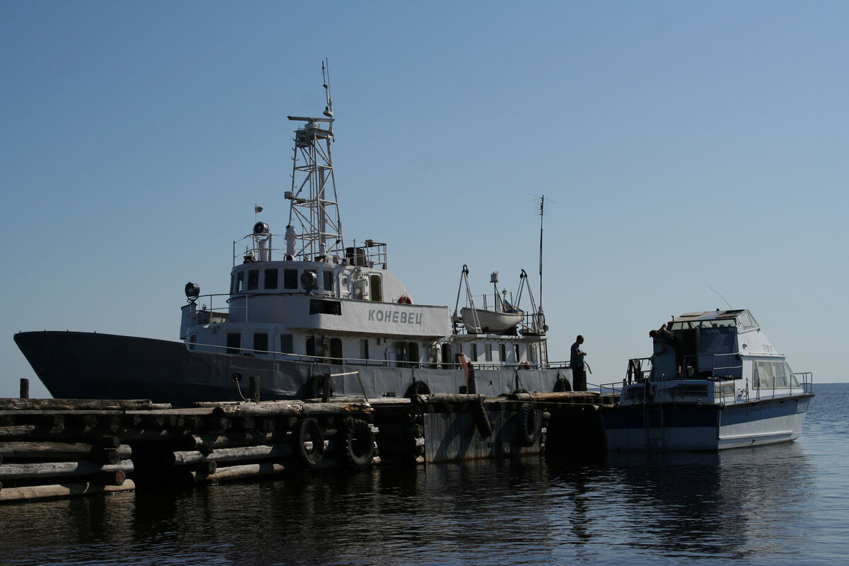 Ехать туда вот на этом корабле