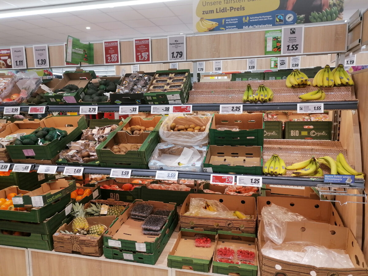 Киви обычное - 33 евроцента за штуку. Киви голд 80 евроцентов за штуку. Дешевые бананы - 1.25 евро, отборные бананы - 1.55 евро.  Голубика 3.60 - за 400 грамм. 