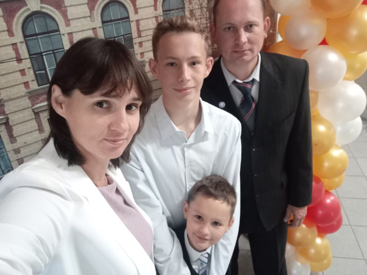 Это мы всей семьей в прошлом году первого сентября )))