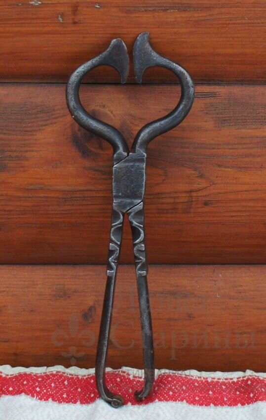 Щипцы для колки сахара с фигурными ручками, Россия, 19 в. Фото с нашего сайта dvaveka.ru