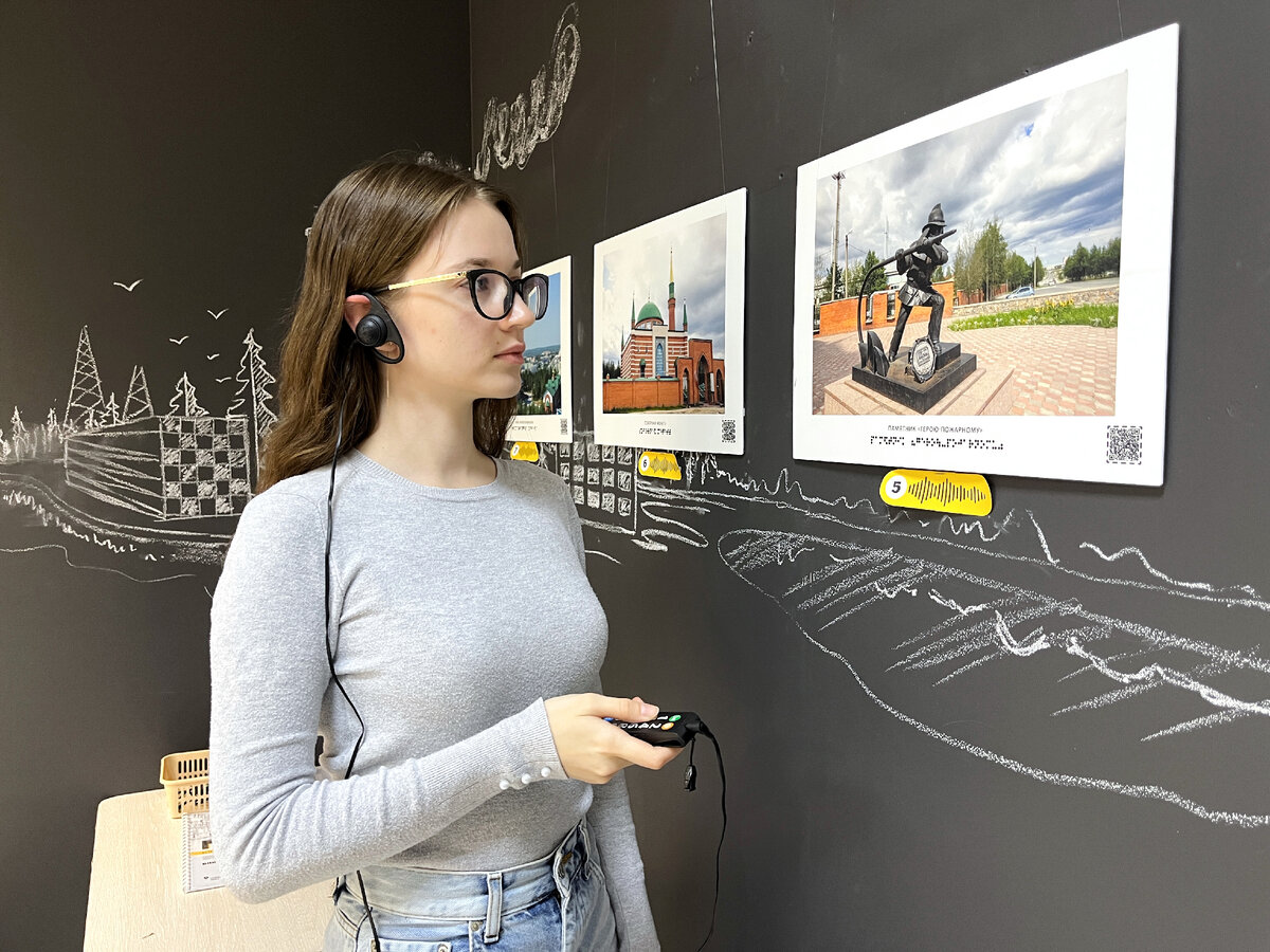 Информацию о каждом экспонате выставки можно не только увидеть и прочитать, но и послушать через наушники. 