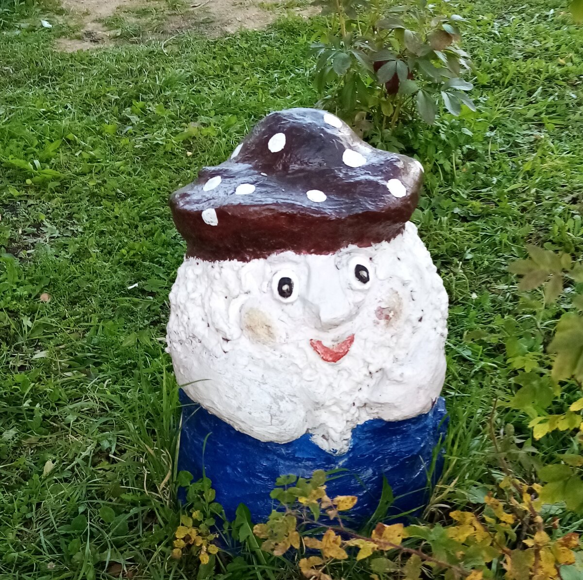 Сколько в детском доме ребятишек, а такой грибок на площадке один. 