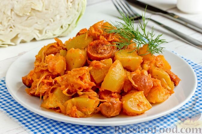 капуста белокочанная, картофель, сосиски, лук репчатый, морковь, томат-паста, масло подсолнечное, соль, перец чёрный молотый