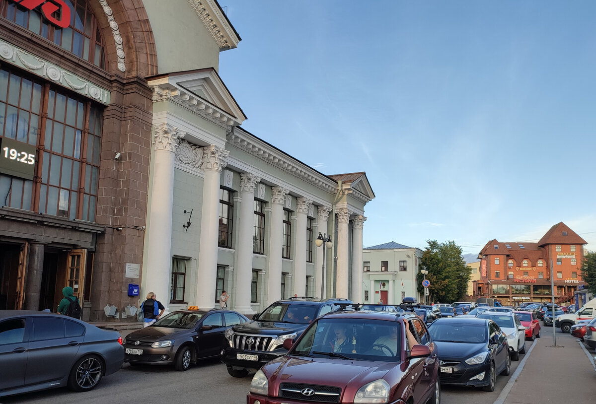 Вот, вышли из здания вокзала и идем налево вон к тому замку!