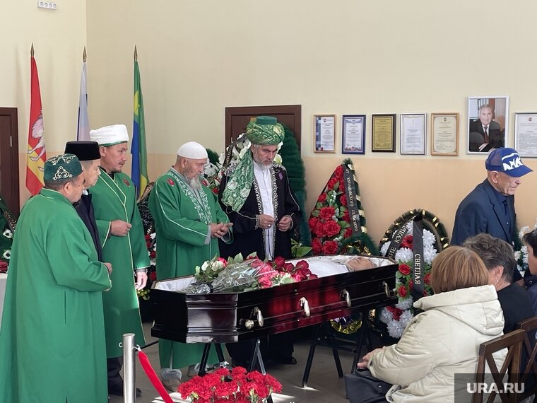    Проститься с главой района пришел главный муфтий УрФО Ринат Раев (на фото справа)