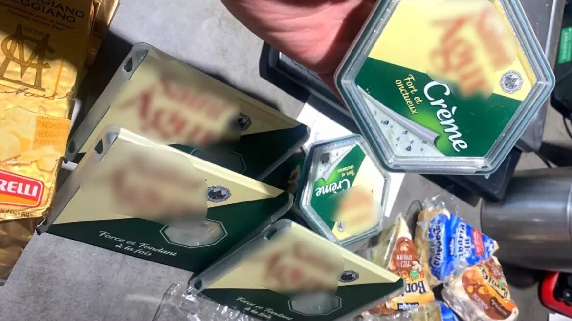     В магазине Ставрополя было обнаружено свыше 25 килограммов санкционного сыра различных сортов, сообщает Северо-Кавказское таможенное управление.