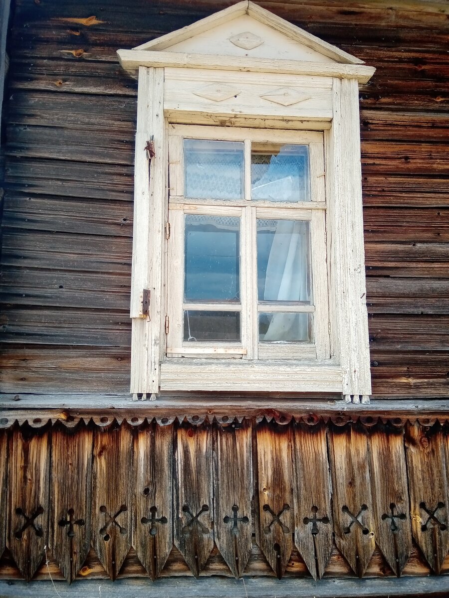 Оконная рама как часть декора дома