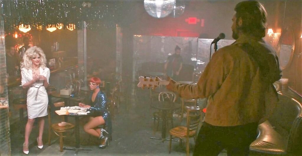 Джейк с артистами жанра травести в баре, где выступала Элли