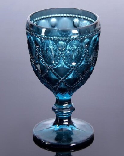 Цветные бокалы — это эффектный акцент на кухне, где преобладают пастельные оттенки