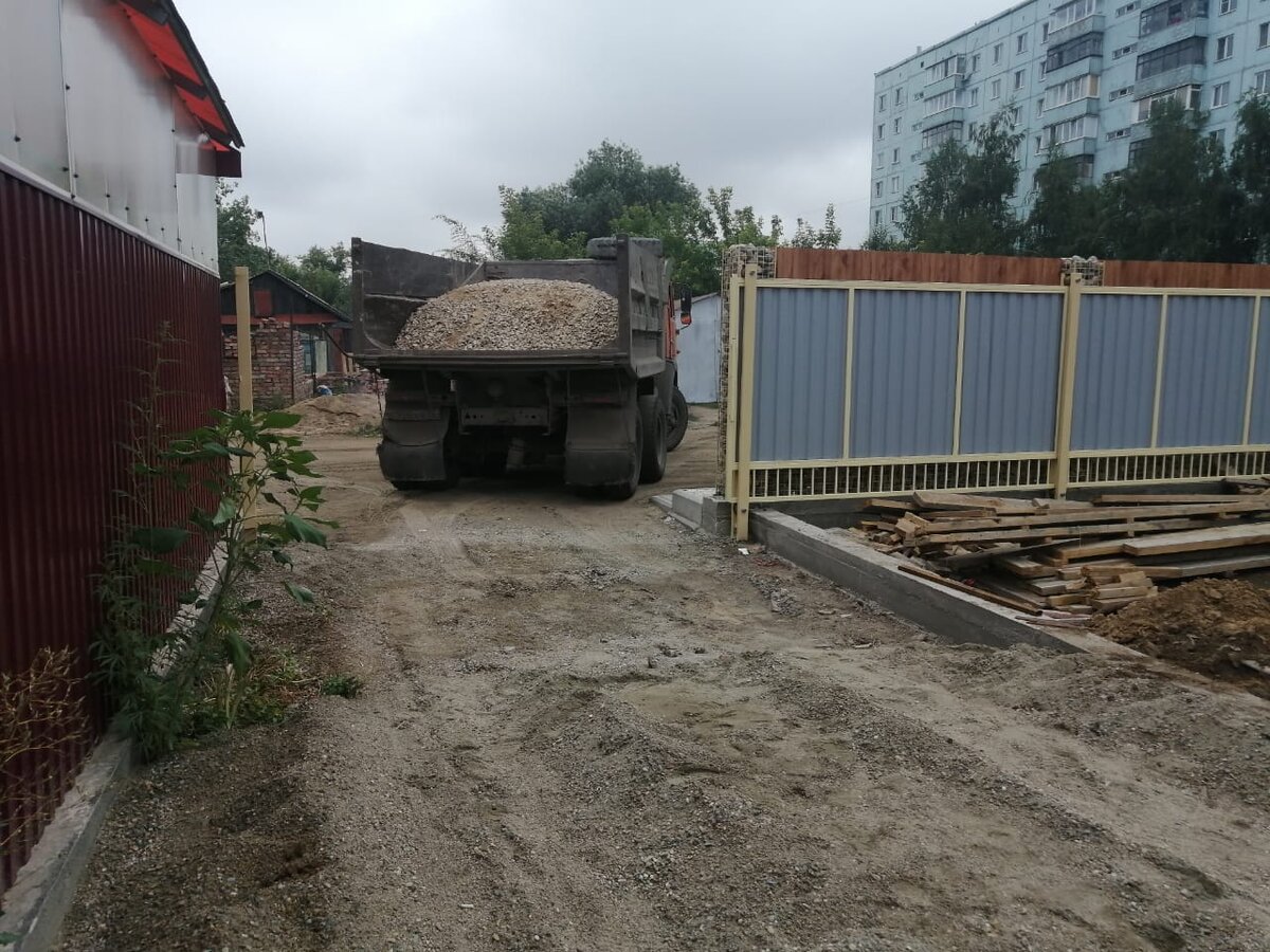 Камаз везет щебень фракции 0-40мм. Водитель не опытный и разбил себе левое зеркало о столб(
