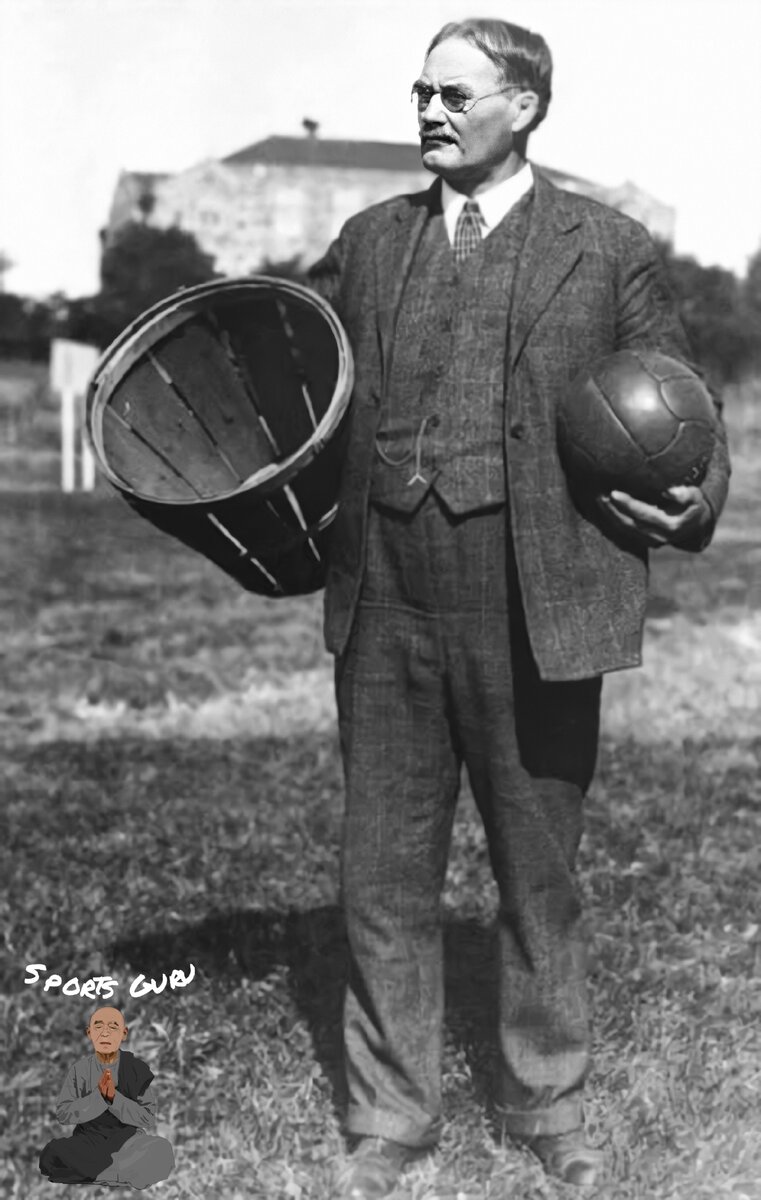 На фото Джеймс Нейсмит — основатель баскетбола. В правой руке знаменитая корзина для персиков, которая долгое время играла роль баскетбольного кольца.