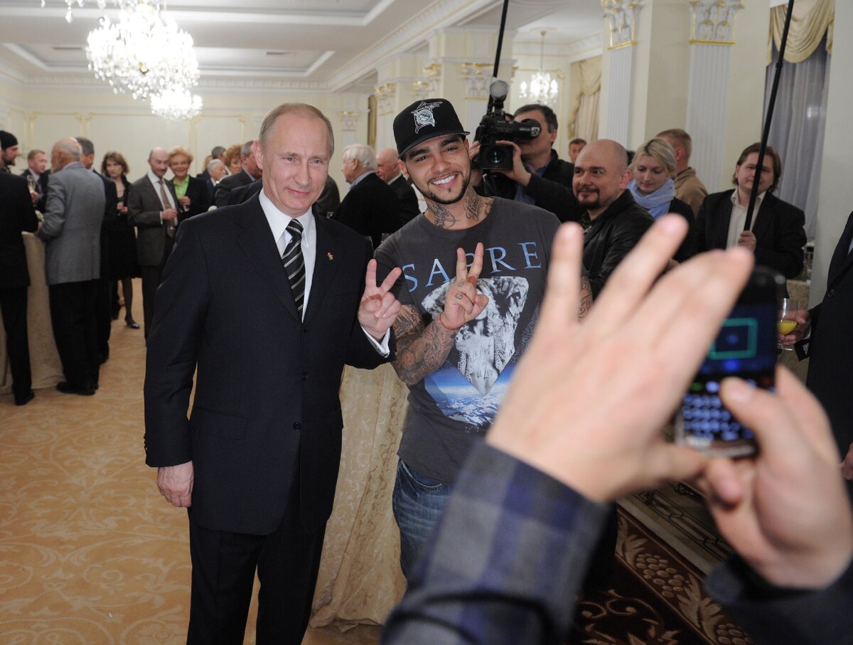 Владимир Путин фотографируется с Тимати
