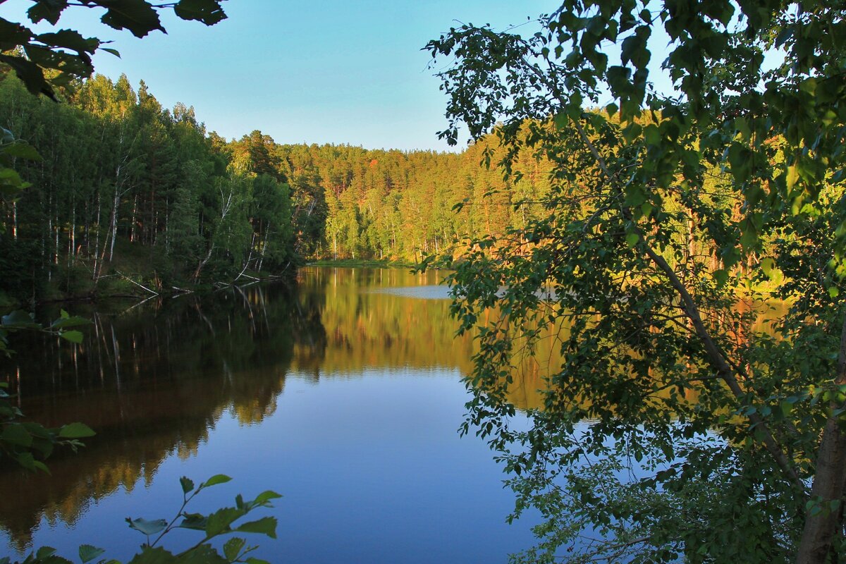 Вид на реку Кыштым в черте посёлка