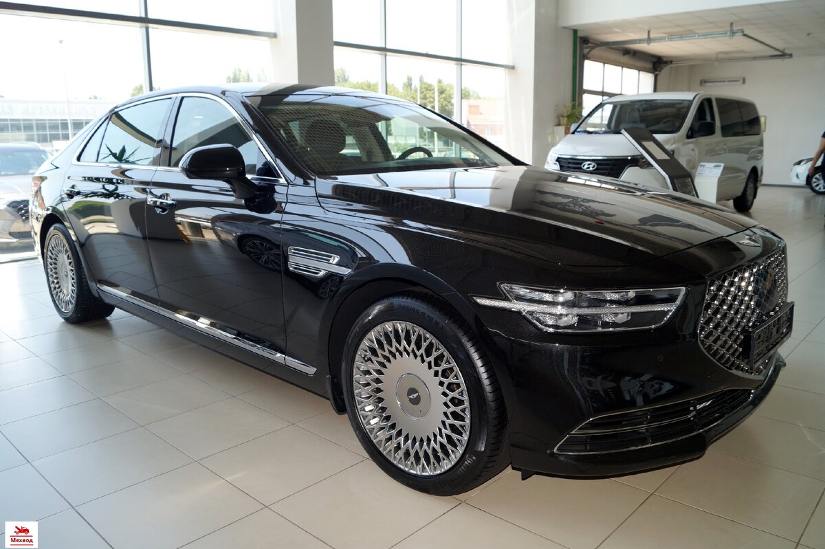 Genesis G90 2020 года, выставленный в шоу руме автосалона "Hyundai"  