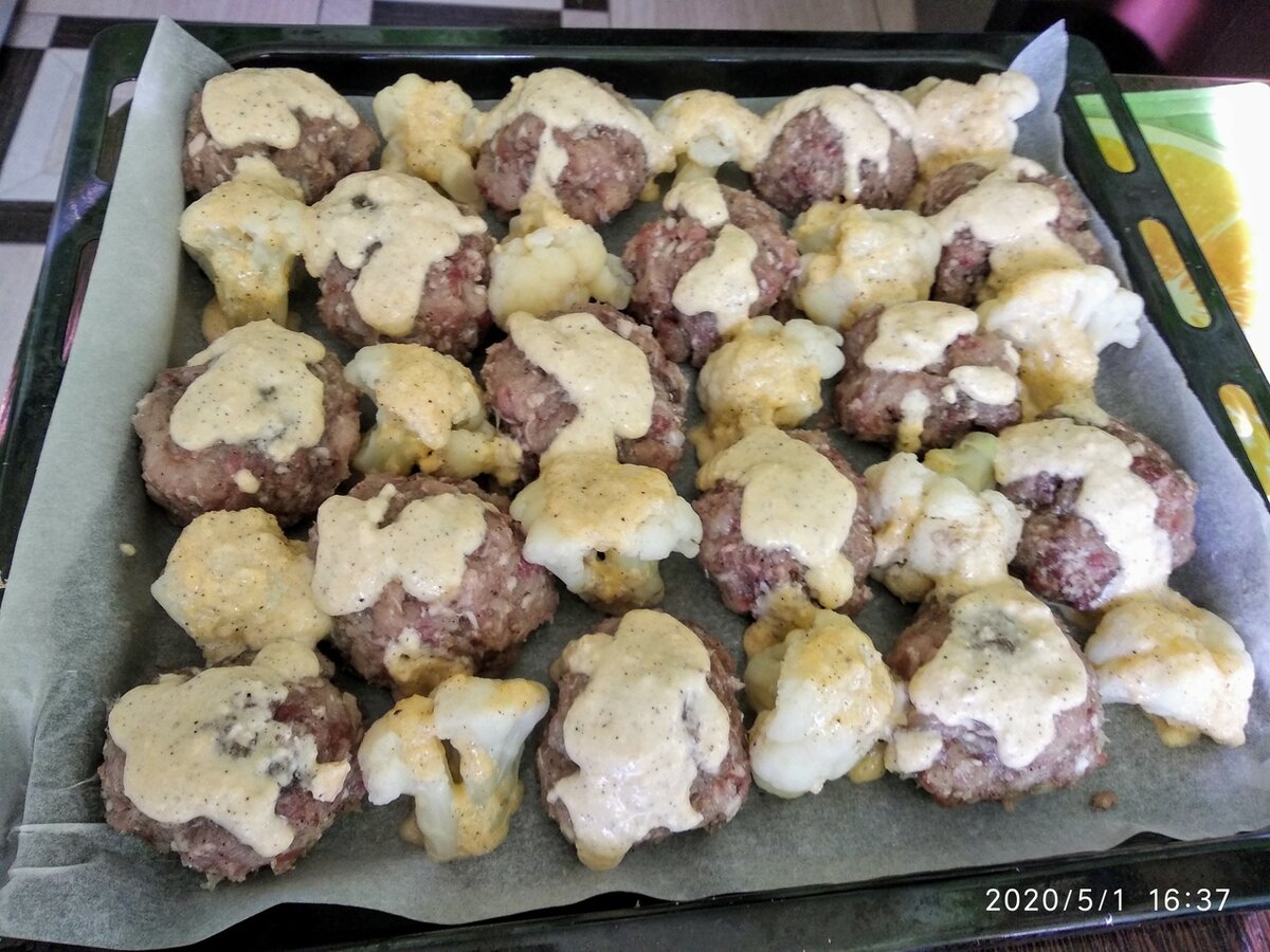 В шахматном порядке выложить соцветия и тефтели