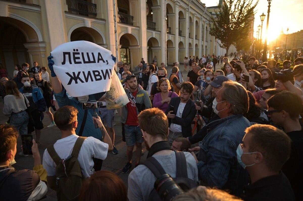 Об отравлении Алексей Навального, самые актуальные новости:

❗Семья Алексея Навального приняла решение перевести его в другую больницу. Родные и близкие просят врачей не препятствовать в транспортировке оппозиционера.
 Минздрав региона заявил, что решение о транспортировке Навального из Омска примет консилиум. Также замминистра здравоохранения предложил помощь с транспортировкой.
По словам Ивана Жданова, больница отказывает в транспортировке, заявляя, что состояние Алексея не транспортабельное;

❗О ситуации с Алексеем Навальным высказались президент Франции Макрон и канцлер Германии Меркель. Они готовы предоставить ему медицинскую помощь, а Макрон заверил, что Франция предоставит убежище;

❗Врач Навального Васильева заявила, что у Алексея хорошие анализы крови, но не проводится детоксикационная терапия. Baza: На фоне воздействия токсичного вещества у Навального развился отёк мозга - но Минздрав эту информацию опровергает;

❗Тем временем в Москве, Питере, Омске и нескольких городах России проходят пикеты в поддержку Навального. В Москве начались задержания.