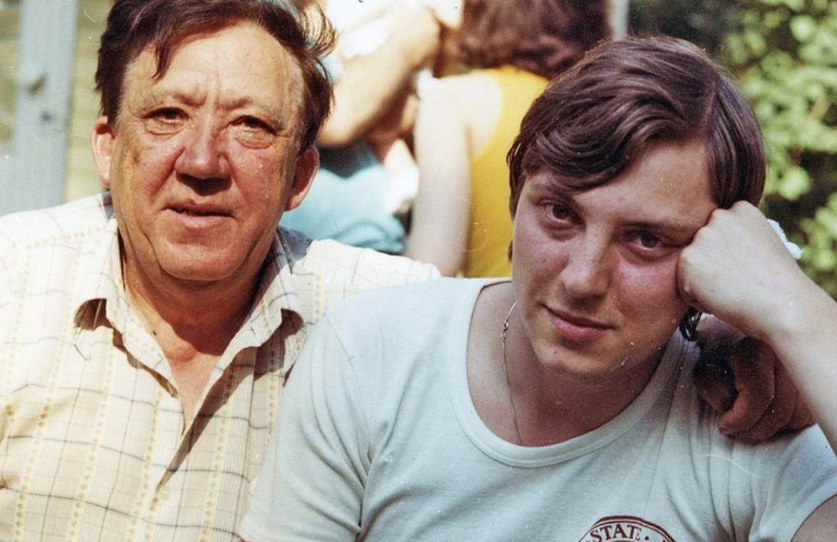 Юрий Никулин и его сын в молодости, нажмите на стрелочку, чтобы прокрутить фотографию. Фото взято из свободного источника