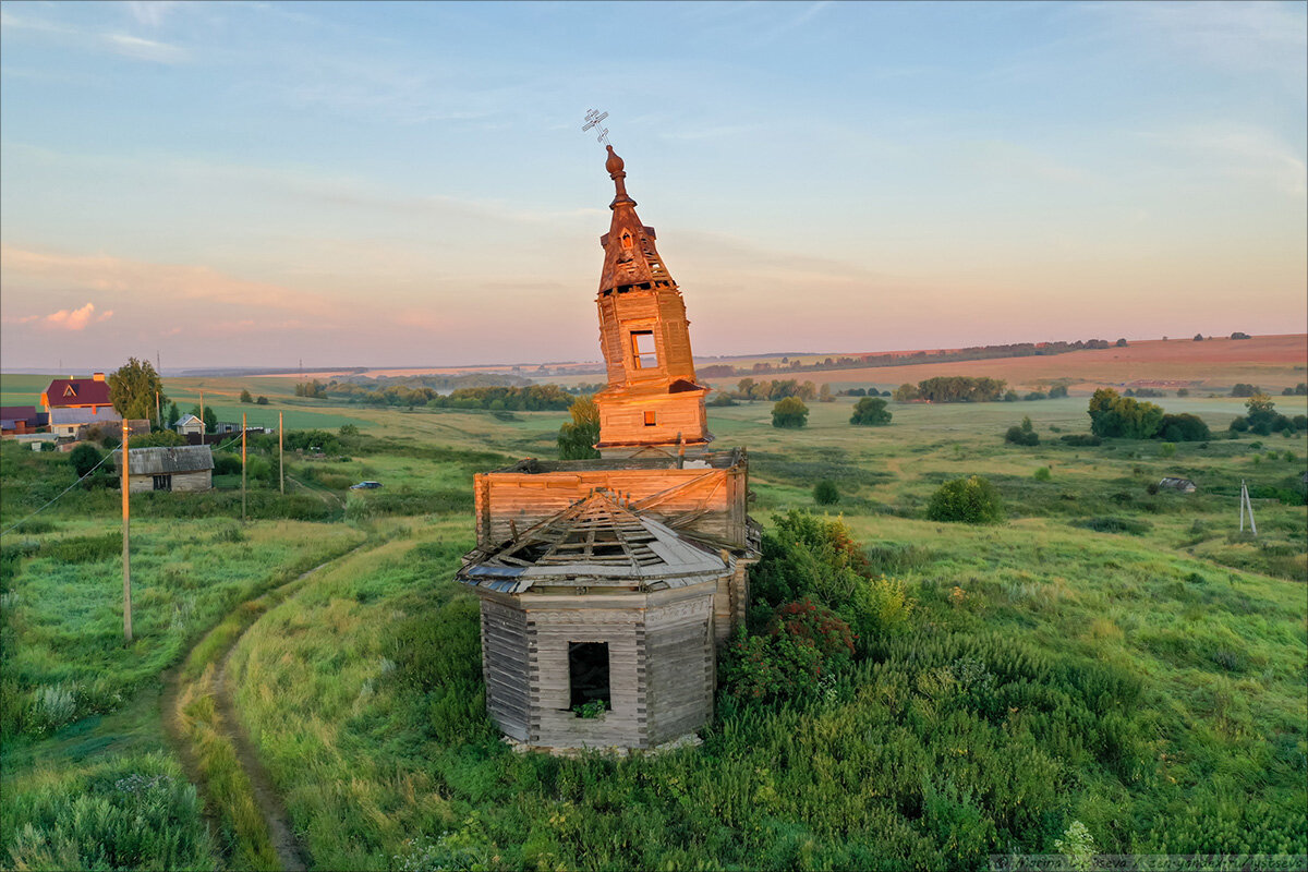 Храм деревянный в селе верхний Секинесь