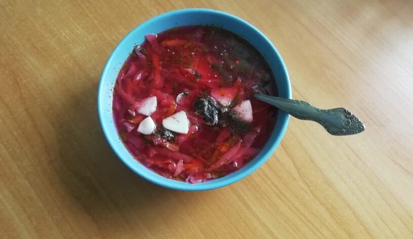 Чесночок, сметанка, черный перчик. Что может быть вкуснее))