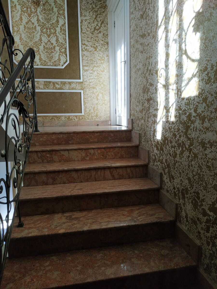 Вот такая лестница в банкетный зал.