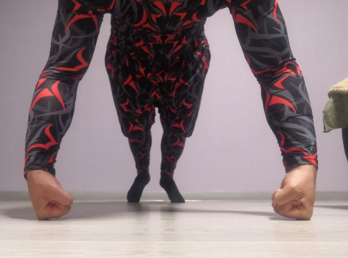 Обратите внимание на положение кулаков, пола касаются только костяшки и все 