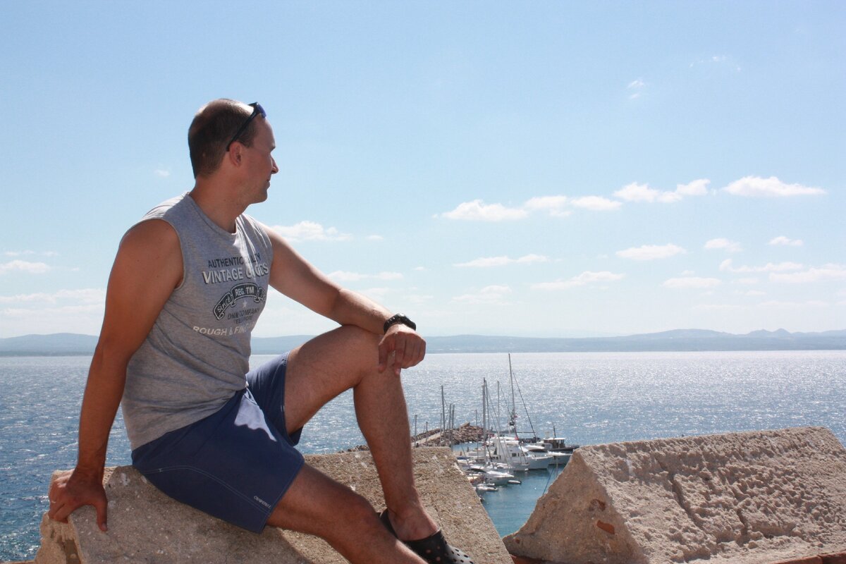   Вид со стен старинной крепости острова Бозжаада на материковую Турцию.