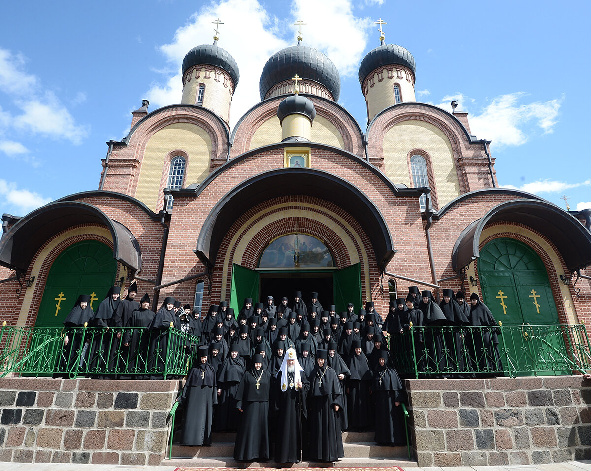 Церкви московского патриархата. Пюхтицкий монастырь в Эстонии. Пюхтинский женский монастырь. Пюхтицкий Успенский монастырь в Эстонии. Пюхтинский монастырь монастырь в Эстонии.