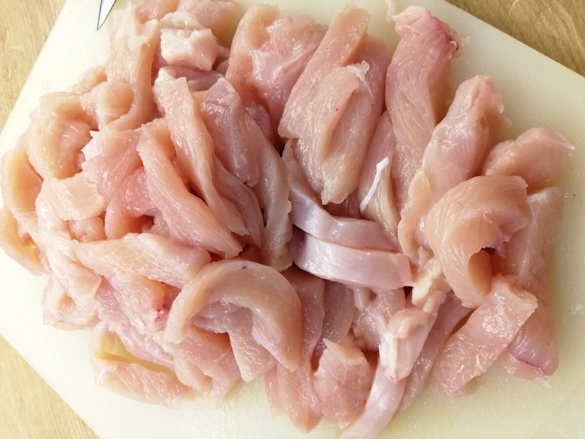 Режем куриное филе, не толстыми пластинами