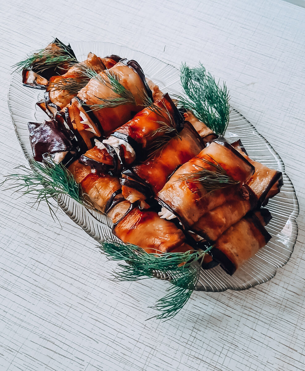 Вкусные,нежные баклажаны(синенькие) с сыром😋⠀
⠀
Ставим ❤,забираем в заметки,готовим,наслаждаемся)))⠀
⠀
Порция на троих-четверых взрослых человек⠀
⠀
Ингридиенты:⠀
🍆Баклажаны средние -2шт⠀
🧀Сыр твёрдый- 150 гр⠀
🥣Майонез -2-3ст.ложки⠀
🧄Чеснок-2 зубчика⠀
⠀
Готовим:⠀
✔Баклажаны разрезаем вдоль на тонкие пласты.Посыпаем солью и оставляем минут на 5-чтобы не горчило.⠀
Промыть под водой,насухо промочить бумажным полотенцем.Обжарить на небольшом количестве масла.⠀
✔Обжареные баклажаны складываем в дуршлаг,чтобы стекло лишнее масло.⠀
✔Смешиваем начинку:майонез+чеснок+сыр.⠀
✔Остывшие баклажаны намазываем начинкой и скручиваем в рулетик⠀
⠀
Вуаля🥳приятного аппетита❤⠀
....................................................................