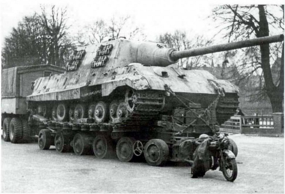 Немецкий истребитель танков Jagdtiger перевозится на фронт.