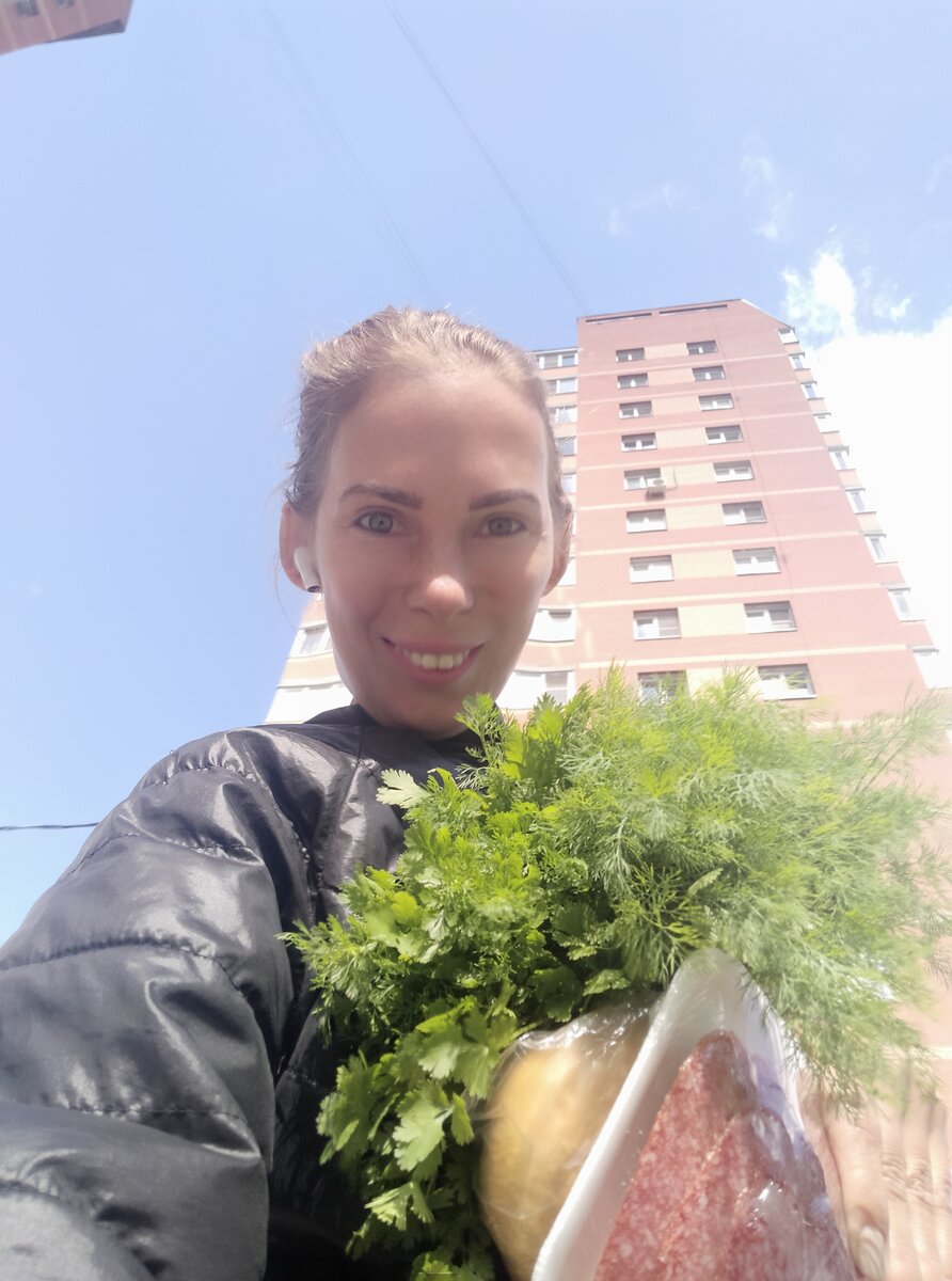 Люблю бутерброды с копчёной колбасой) когда грустно-- покупаю и ем. Пока всё не съем) 