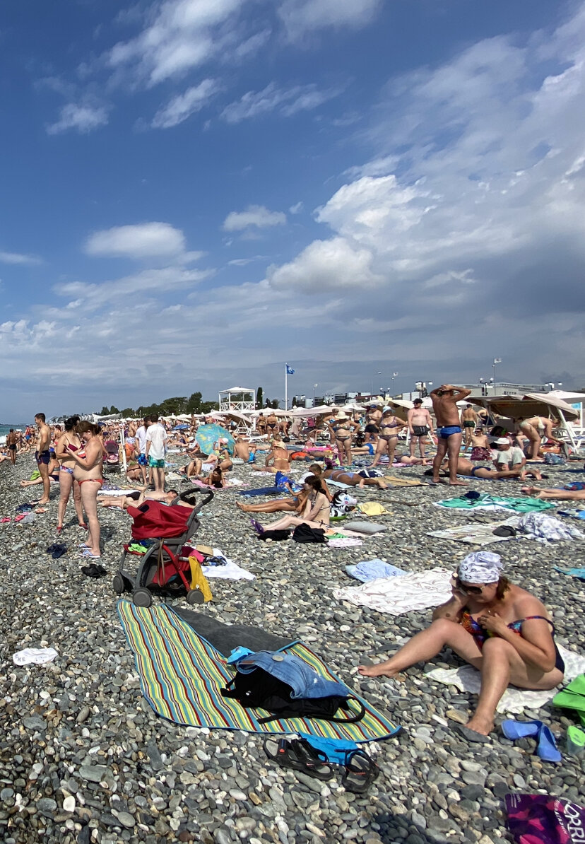 Что сейчас в адлере происходит. Сочи пляж камелия 2021. Что сейчас в адлере происходит. Шторм в сочи 2022. Сочи город сейчас.