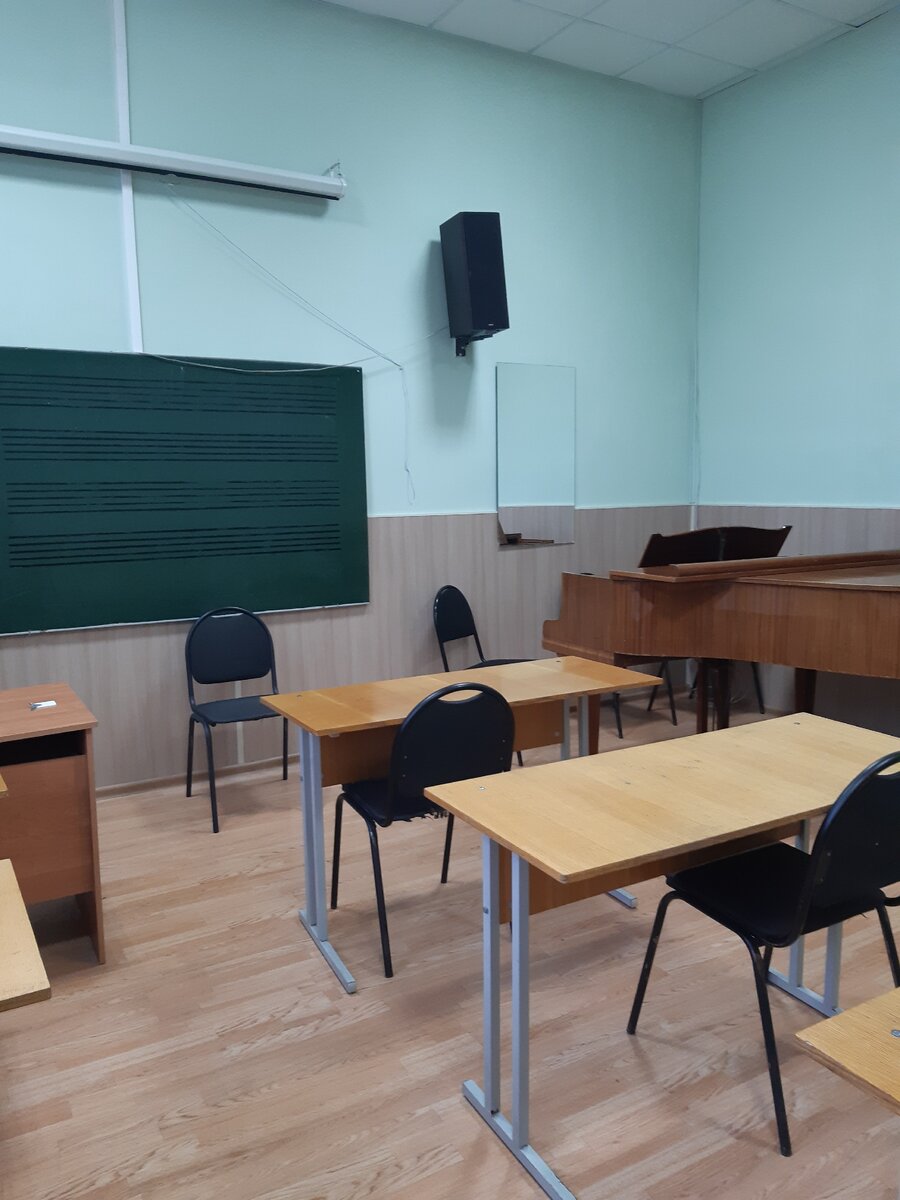 Рабочее место преподавателя музыкального училища