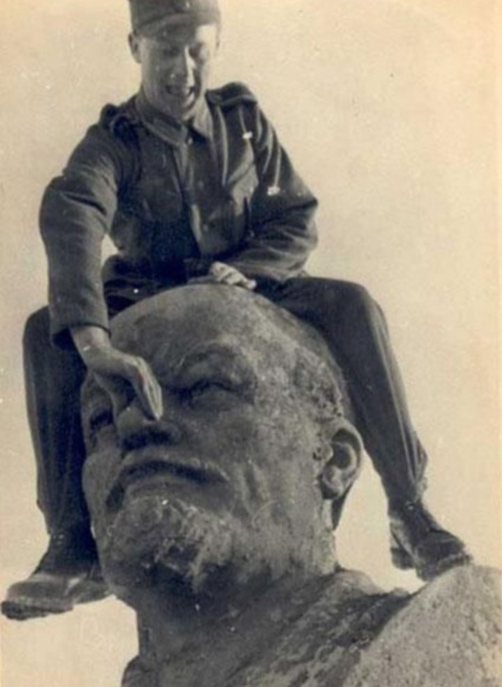 Скульптура гитлера