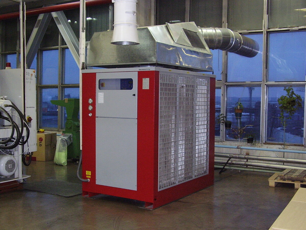 Чиллер с коробом для удаления теплого отработанного воздуха